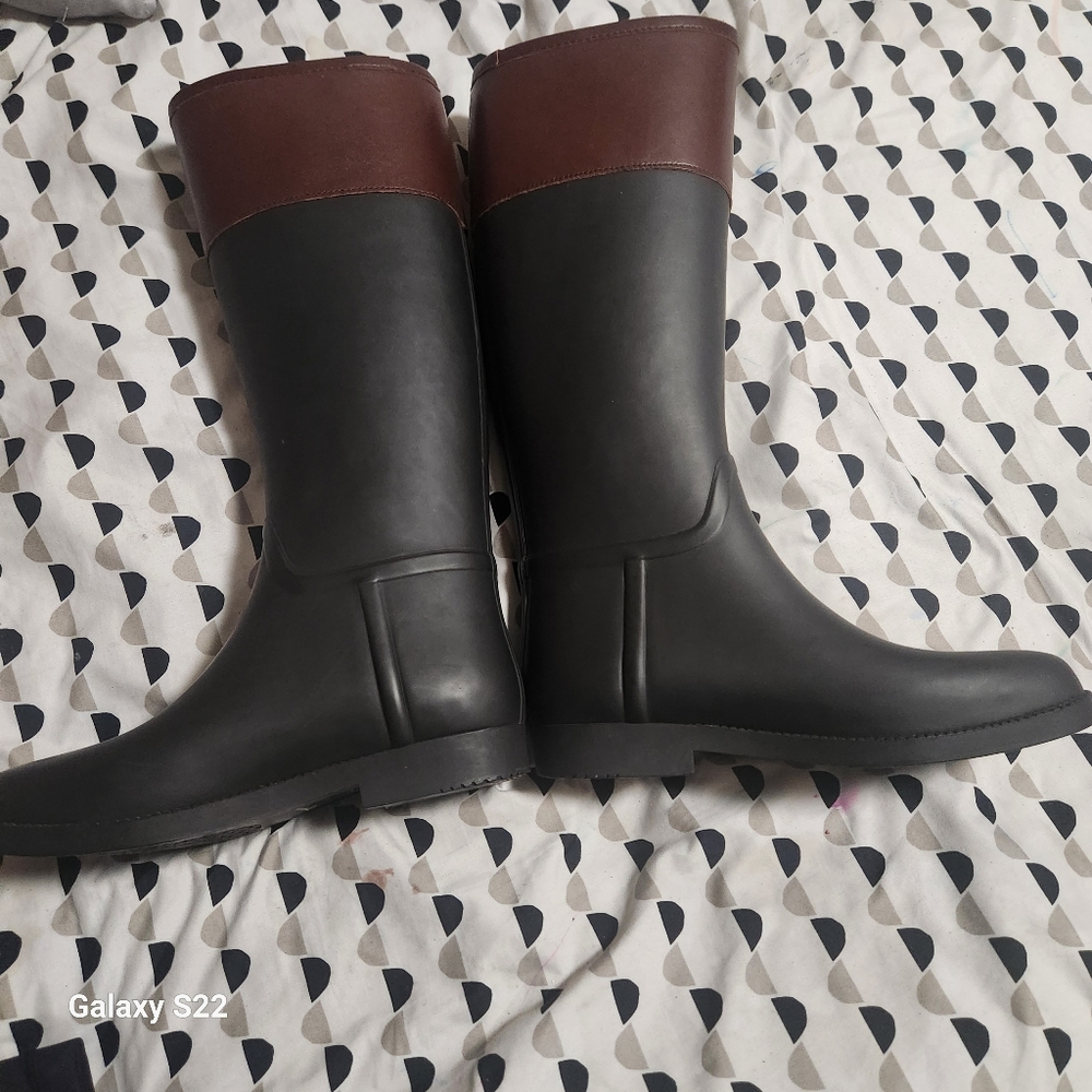 semi-new rain boots worn 3 times - Picture 2 of 3